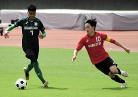 サッカーの試合を通して交流する生徒たち=須磨区緑台(伊川谷高提供) サッカーの試合を通して交流する生徒たち=須磨区緑台(伊川谷高提供)