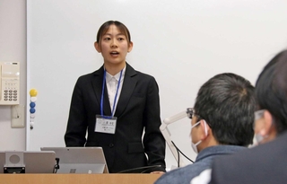 模擬授業で吃音への理解を呼びかける小溝幸音さん=神戸市長田区大谷町2