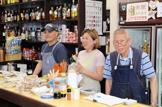 常連客らをもてなす店主の赤松功一さん(右)と、店を引き継ぐ増田勝さん(左)、パートナーの木谷佳世子さん=神戸市中央区栄町通1