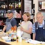 常連客らをもてなす店主の赤松功一さん(右)と、店を引き継ぐ増田勝さん(左)、パートナーの木谷佳世子さん=神戸市中央区栄町通1