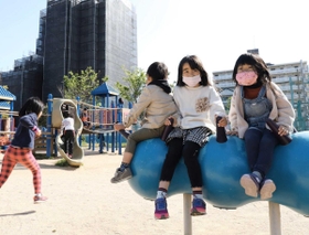 本当ならぴかぴかのランドセルを背負っているはずの小学1年生も公園に。遊具の感染リスクも指摘されるが、見守る保護者は「毎日家に閉じ込めてはおけない」。なるべく子どもの少ない時間帯を狙ったり、マスクの着用や手洗いを注意したりと、心を砕いていた=神戸市須磨区千歳町2、千歳公園(撮影・吉田敦史) 本当ならぴかぴかのランドセルを背負っているはずの小学1年生も公園に。遊具の感染リスクも指摘されるが、見守る保護者は「毎日家に閉じ込めてはおけない」。なるべく子どもの少ない時間帯を狙ったり、マスクの着用や手洗いを注意したりと、心を砕いていた=神戸市須磨区千歳町2、千歳公園(撮影・吉田敦史)