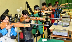 集中力を高め、的を狙うライフル射撃部員=明石市二見町西二見、明石西高校(撮影・後藤亮平) 集中力を高め、的を狙うライフル射撃部員=明石市二見町西二見、明石西高校(撮影・後藤亮平)