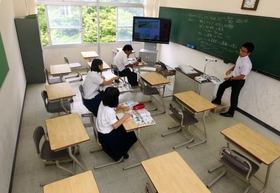 広さが通常の半分の教室で授業を受ける生徒。「少人数で集中できる」=神戸市須磨区友が丘9、北須磨高校(撮影・辰巳直之) 広さが通常の半分の教室で授業を受ける生徒。「少人数で集中できる」=神戸市須磨区友が丘9、北須磨高校(撮影・辰巳直之)