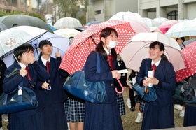 学区再編初年度とあって不安もある中、合格者の掲示板に自分の番号を見つけた受験生は満面の笑みを浮かべた=19日、神戸市長田区、兵庫高校(撮影・風斗雅博) 学区再編初年度とあって不安もある中、合格者の掲示板に自分の番号を見つけた受験生は満面の笑みを浮かべた=19日、神戸市長田区、兵庫高校(撮影・風斗雅博)