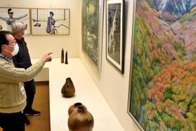 メンバーの代表作が並ぶ特別展示=堀光美術館 メンバーの代表作が並ぶ特別展示=堀光美術館