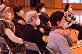 認知機能の維持、向上に役立つ「コグニサイズ」に取り組むメンバー=三木南交流センター 認知機能の維持、向上に役立つ「コグニサイズ」に取り組むメンバー=三木南交流センター