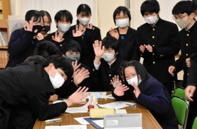 志津川高校の生徒に手を振る三木北高校の生徒たち=三木北高校 志津川高校の生徒に手を振る三木北高校の生徒たち=三木北高校