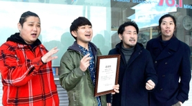 最優秀賞に輝いたCMソングを奏でる「ザ・ザビエルズ」のメンバー=三木市役所 最優秀賞に輝いたCMソングを奏でる「ザ・ザビエルズ」のメンバー=三木市役所