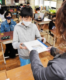 通知簿を受け取る児童。成績を見て、笑顔になる子やがっかりする子も=豊地小学校 通知簿を受け取る児童。成績を見て、笑顔になる子やがっかりする子も=豊地小学校