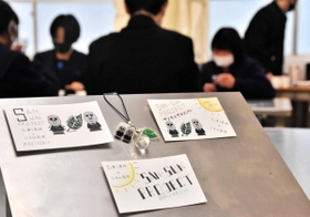 両校のシンボルをあしらったストラップ。3種類のカードも添える=三木北高校 両校のシンボルをあしらったストラップ。3種類のカードも添える=三木北高校