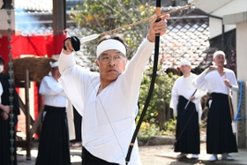 的の中心に命中させた横山法次さん=御坂神社 的の中心に命中させた横山法次さん=御坂神社