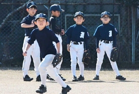 外野ノックで汗を流す別所ファイターズの部員=別所小学校 外野ノックで汗を流す別所ファイターズの部員=別所小学校