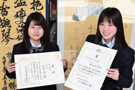 三木市展で三木商工会議所会頭賞に輝いた片山莉央さん(右)と奨励賞を受けた深野萌さん=三木市吉川町渡瀬、吉川高校 三木市展で三木商工会議所会頭賞に輝いた片山莉央さん(右)と奨励賞を受けた深野萌さん=三木市吉川町渡瀬、吉川高校