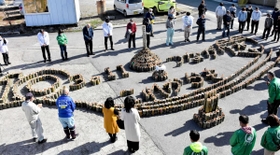 竹灯籠を囲んで祈る参加者ら。閖上の文字はハートの形に=三木市志染町広野 竹灯籠を囲んで祈る参加者ら。閖上の文字はハートの形に=三木市志染町広野