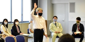 文化や観光を生かしたまちづくりについて市職員に説明する平田オリザさん=三木市役所 文化や観光を生かしたまちづくりについて市職員に説明する平田オリザさん=三木市役所