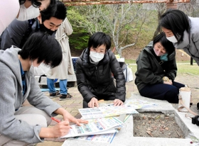 地域安全マップの校正をする「緑が丘町まちづくり協議会福祉部会子育て部門」のメンバーら=緑が丘南公園 地域安全マップの校正をする「緑が丘町まちづくり協議会福祉部会子育て部門」のメンバーら=緑が丘南公園