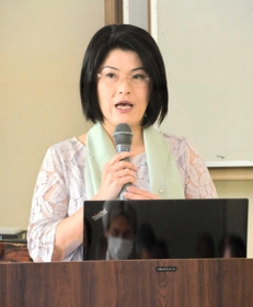 コロナ禍の経済情勢を語る岩本沙弓さん=嬉野台生涯教育センター コロナ禍の経済情勢を語る岩本沙弓さん=嬉野台生涯教育センター