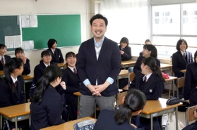 生徒とともに笑顔を見せる冨澤廣平教諭=加東市木梨、社高校(撮影時のみ、マスクを外してもらいました) 生徒とともに笑顔を見せる冨澤廣平教諭=加東市木梨、社高校(撮影時のみ、マスクを外してもらいました)