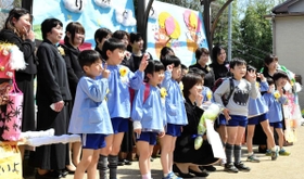 最後の卒園生となった子どもたち。ランドセルを背負って記念撮影=三木市上の丸町 最後の卒園生となった子どもたち。ランドセルを背負って記念撮影=三木市上の丸町
