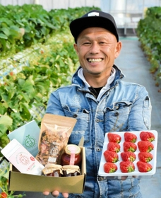 採れたてのイチゴとふんだんにイチゴを使った商品をPRする永塩有社長=三田市沢谷、ながしお農場三田ハウス 採れたてのイチゴとふんだんにイチゴを使った商品をPRする永塩有社長=三田市沢谷、ながしお農場三田ハウス