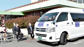 デマンド型タクシーの誕生を祝った出発式=三木市吉川町吉安 デマンド型タクシーの誕生を祝った出発式=三木市吉川町吉安