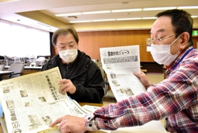 500号の刷りを見ながら議論する広報委員ら=自由が丘公民館 500号の刷りを見ながら議論する広報委員ら=自由が丘公民館