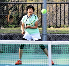 プロテニス選手を目指して練習を重ねる小山ほのりさん=ブルボンビーンズドーム プロテニス選手を目指して練習を重ねる小山ほのりさん=ブルボンビーンズドーム