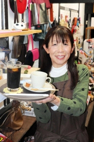 おの夢館のスタッフとして、住民たちと交流する岡田美和さん=小野市上本町 おの夢館のスタッフとして、住民たちと交流する岡田美和さん=小野市上本町