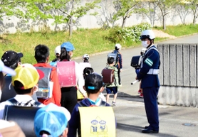 学校統合の影響で登校時間が変わった児童を見守る三木署員=三木市吉川町みなぎ台1 学校統合の影響で登校時間が変わった児童を見守る三木署員=三木市吉川町みなぎ台1