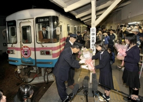 廃線当日。利用者から花束を受け取る運転士=2008年3月31日、三木市福井2 廃線当日。利用者から花束を受け取る運転士=2008年3月31日、三木市福井2
