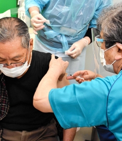 医師からワクチン接種を受ける高齢者=市総合保健福祉センター 医師からワクチン接種を受ける高齢者=市総合保健福祉センター
