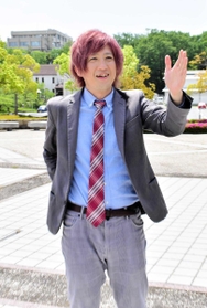 お笑いや演劇の世界で活躍の場を広げているとだただしさん=三木市上の丸町 お笑いや演劇の世界で活躍の場を広げているとだただしさん=三木市上の丸町