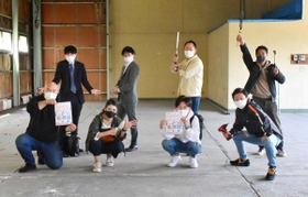 イベント会場の空き倉庫で参加を呼び掛ける三木JCのメンバー=三木市福井3 イベント会場の空き倉庫で参加を呼び掛ける三木JCのメンバー=三木市福井3