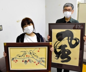 出展予定だった作品を手に思いを語る宮田雲鶴さん(右)と向山裕子さん=三木市役所 出展予定だった作品を手に思いを語る宮田雲鶴さん(右)と向山裕子さん=三木市役所