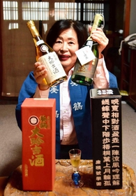 「インターナショナル・ワイン・チャレンジ」で銅メダルを受賞した「大吟古酒」(左)と推奨酒に選ばれた「酒壺」=三木市芝町 「インターナショナル・ワイン・チャレンジ」で銅メダルを受賞した「大吟古酒」(左)と推奨酒に選ばれた「酒壺」=三木市芝町