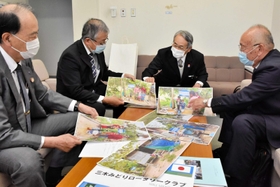 現地の写真を見ながらカンボジアへの支援を話し合う三木みどりロータリークラブのメンバーら=三木市上の丸町 現地の写真を見ながらカンボジアへの支援を話し合う三木みどりロータリークラブのメンバーら=三木市上の丸町