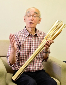 トーチを持ち、聖火リレー当日を振り返る山本一巳さん=三木市上の丸町、三木市役所 トーチを持ち、聖火リレー当日を振り返る山本一巳さん=三木市上の丸町、三木市役所