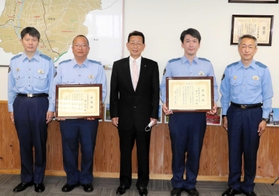 感謝状を受け取った瀬戸山巡査部長(右から2人目)と、橘警部補(同4人目)=小野市中島町 感謝状を受け取った瀬戸山巡査部長(右から2人目)と、橘警部補(同4人目)=小野市中島町