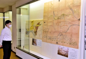三木城の姿を浮かび上がらせる古絵図などが展示されている=みき歴史資料館 三木城の姿を浮かび上がらせる古絵図などが展示されている=みき歴史資料館