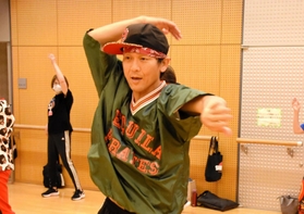 切れの良い動きでダンスを指導する阿部裕彦さん=加西市地域交流センター 切れの良い動きでダンスを指導する阿部裕彦さん=加西市地域交流センター