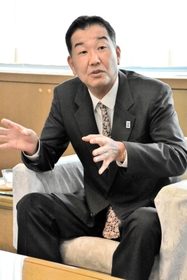 再選から一夜明け、インタビューに応じる仲田一彦氏=三木市役所 再選から一夜明け、インタビューに応じる仲田一彦氏=三木市役所