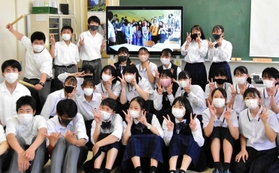 テレビ会議システムを使って交流した三木高校の生徒とフランス・クロミエ総合高校の生徒=三木市加佐 テレビ会議システムを使って交流した三木高校の生徒とフランス・クロミエ総合高校の生徒=三木市加佐