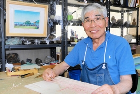 「継続は力」。自宅のアトリエでにっこりと笑う吉田士郎さん=小野市 「継続は力」。自宅のアトリエでにっこりと笑う吉田士郎さん=小野市