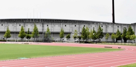 フランス陸上代表が合宿する予定の三木総合防災公園の陸上競技場と、第2陸上競技場(手前)=三木市志染町三津田 フランス陸上代表が合宿する予定の三木総合防災公園の陸上競技場と、第2陸上競技場(手前)=三木市志染町三津田