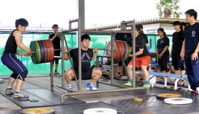 母校の後輩が見守る中、トレーニングを披露する山本俊樹選手=2019年6月 母校の後輩が見守る中、トレーニングを披露する山本俊樹選手=2019年6月