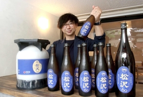 「松沢」と藤原弘三さん。左は「ケグドラフト」と呼ばれる特殊な容器。酒蔵で飲むのと同様、鮮度を維持した日本酒を提供できる=神戸市中央区北野町 「松沢」と藤原弘三さん。左は「ケグドラフト」と呼ばれる特殊な容器。酒蔵で飲むのと同様、鮮度を維持した日本酒を提供できる=神戸市中央区北野町