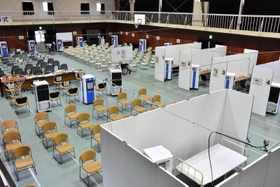 今月22日から始まった旧志染中学校の接種会場=三木市志染町井上 今月22日から始まった旧志染中学校の接種会場=三木市志染町井上