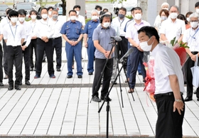 職員と市議ら約150人に迎えられて登庁し、あいさつする仲田一彦氏=三木市役所 職員と市議ら約150人に迎えられて登庁し、あいさつする仲田一彦氏=三木市役所