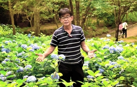 アジサイへの熱い思いを語る稲澤範治さん=三木市別所町高木 アジサイへの熱い思いを語る稲澤範治さん=三木市別所町高木