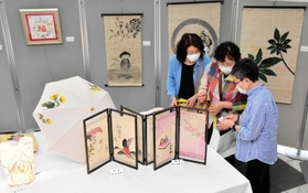 個性豊かな掛け軸や小物が並ぶ作品展=市役所みっきぃホール 個性豊かな掛け軸や小物が並ぶ作品展=市役所みっきぃホール